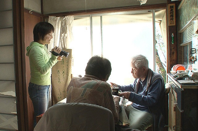 95歲老父親為照顧失智妻「拖年邁身體走到超市」　途中停下「替自己加油」女兒淚崩毅然回家鄉