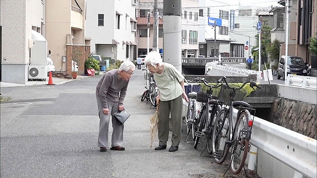 95歲老父親為照顧失智妻「拖年邁身體走到超市」　途中停下「替自己加油」女兒淚崩毅然回家鄉