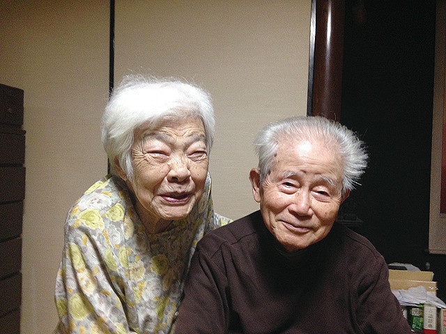 95歲老父親為照顧失智妻「拖年邁身體走到超市」　途中停下「替自己加油」女兒淚崩毅然回家鄉
