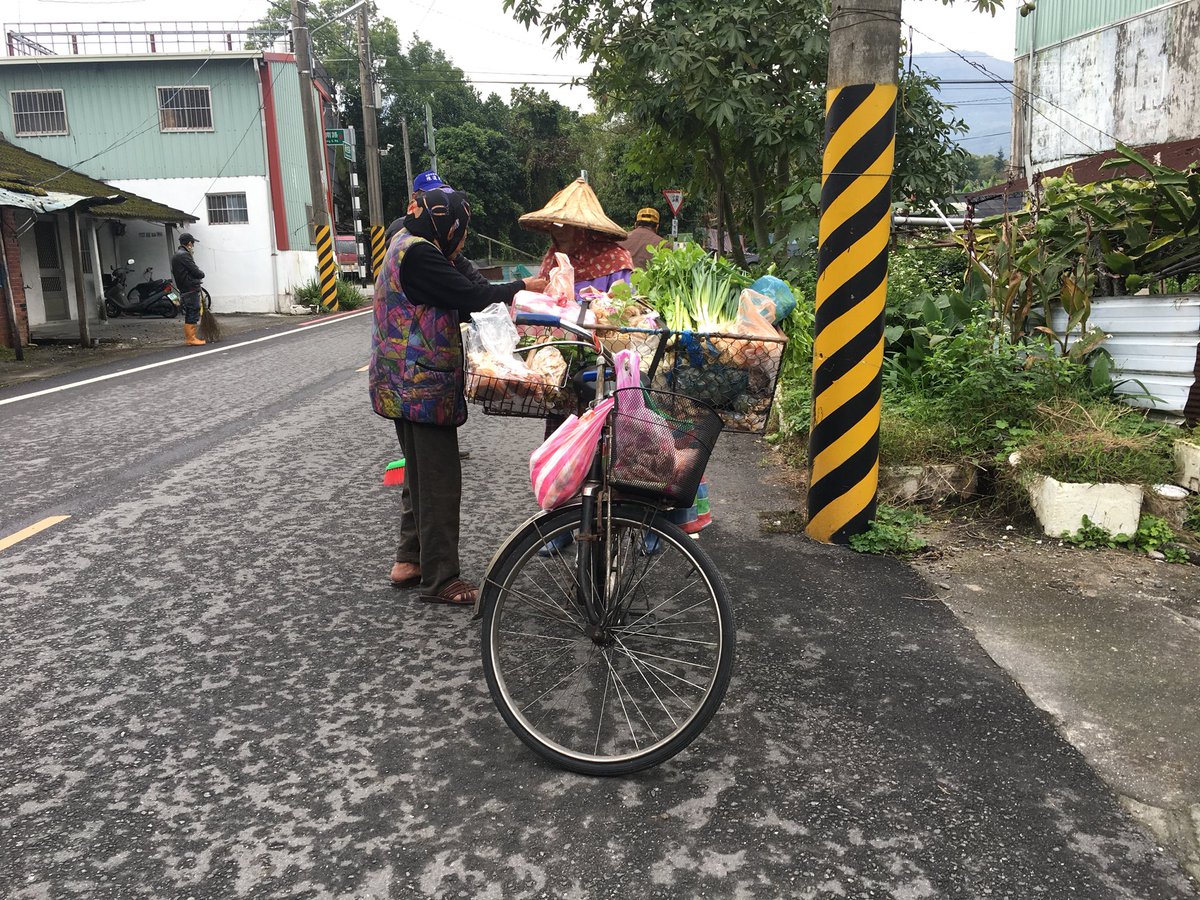 老夫婦頂烈日賣竹筍，她霸氣買10支「竟喊價500元」亮出筍子照「被當盤子」網友：你賺到了