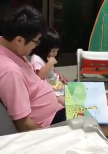 用台語給女兒講故事！爸爸開口「秒變地下電台」語速超快：J咧時陣　網友笑翻「以為在看布袋戲」