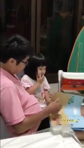 用台語給女兒講故事！爸爸開口「秒變地下電台」語速超快：J咧時陣　網友笑翻「以為在看布袋戲」