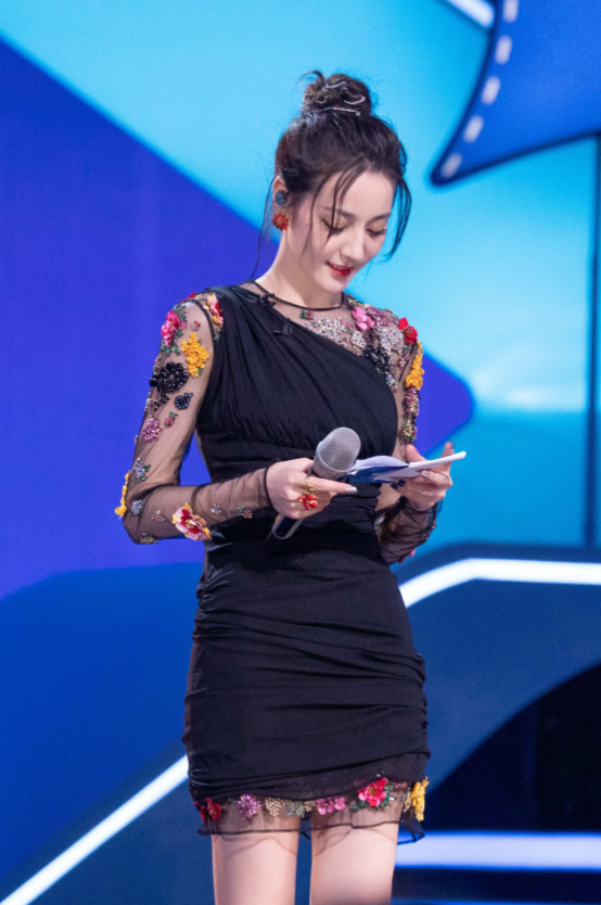   熱巴的腿究竟有多直？她的「90度站姿」成亮點，沒有一絲縫隙，網友：是腿精本人了吧