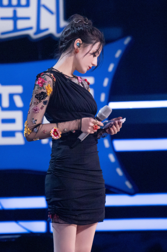   熱巴的腿究竟有多直？她的「90度站姿」成亮點，沒有一絲縫隙，網友：是腿精本人了吧