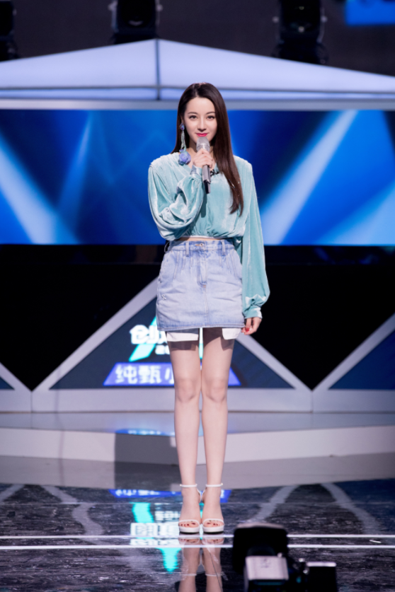   熱巴的腿究竟有多直？她的「90度站姿」成亮點，沒有一絲縫隙，網友：是腿精本人了吧