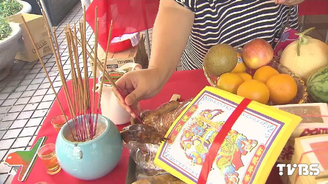 不想戳洞！網友普渡突發奇想「把香插在吸管上」一用成主顧　釣出其他網友「家裡拜拜也超聰明」