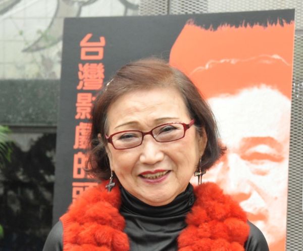 「台語片女星」單親養大3兒女「40歲告別演藝圈」　「不與子女同住」80歲賣糕餅獨居仍不退休