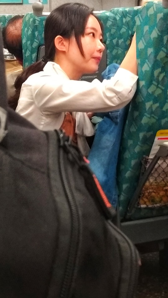 撞見女乘客情緒崩潰！高鐵女服務員「飛奔到座位旁」下秒舉動超暖　乘客目擊「過程花1小時」萬人讚翻：謝謝妳