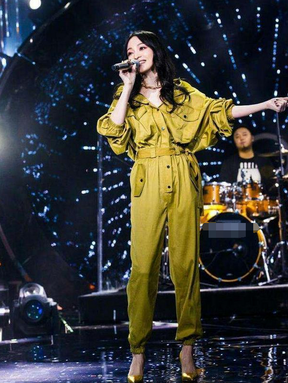 上帝沒吻過張韶涵的腿，但她懂得「穿半腿襪」，158身高美到尖叫！