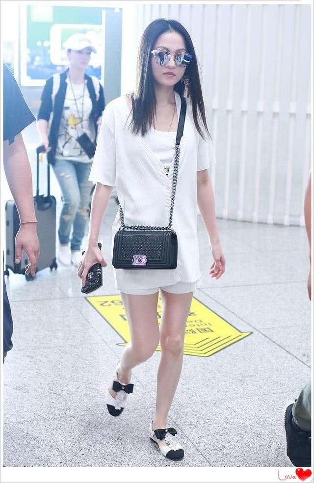 上帝沒吻過張韶涵的腿，但她懂得「穿半腿襪」，158身高美到尖叫！