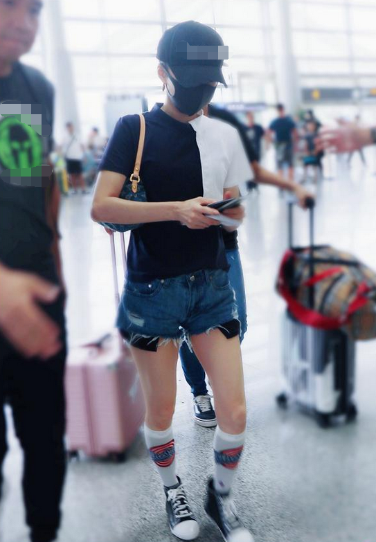 上帝沒吻過張韶涵的腿，但她懂得「穿半腿襪」，158身高美到尖叫！