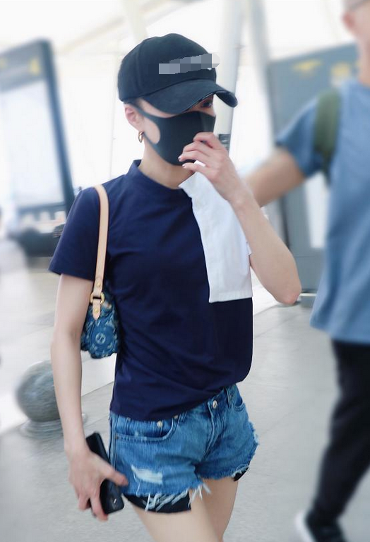 上帝沒吻過張韶涵的腿，但她懂得「穿半腿襪」，158身高美到尖叫！