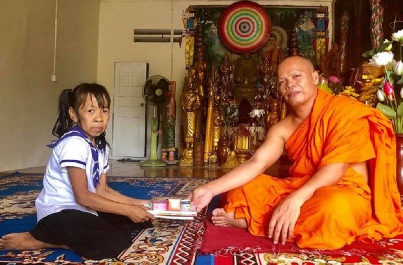 才10歲就滿臉皺紋！女童「外表像60歲阿嬤」連手足都笑她　到廟裡求助「看到媽媽摘花」僧侶秒懂