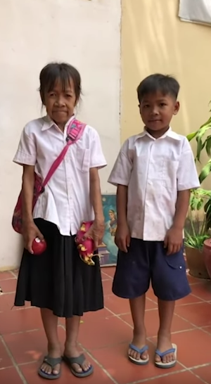 才10歲就滿臉皺紋！女童「外表像60歲阿嬤」連手足都笑她　到廟裡求助「看到媽媽摘花」僧侶秒懂