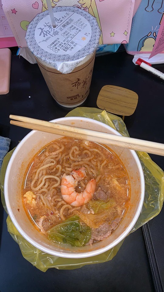 不想剝蝦！她叫外送「撒嬌求老闆幫忙」　打開碗蓋發現「店家超貼心驚喜」網有感：備註欄很有用