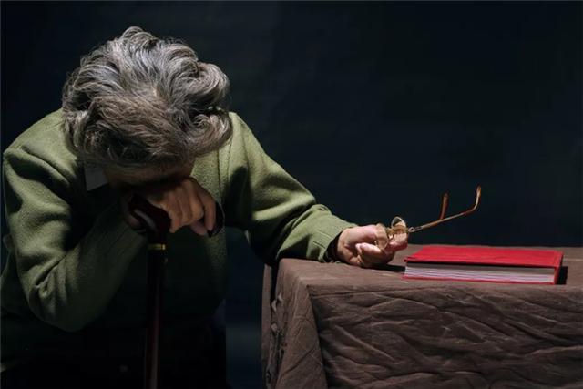 含飴弄孫很幸福？兒女每月回老家「卻別有居心」　60歲老母親求兒子：別再帶孫子來了！
