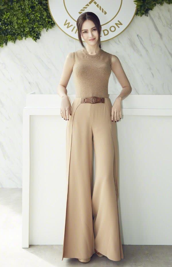 昆凌「穿兩條褲子」出席活動，當她轉身後背影亮了，腰比腿還細！