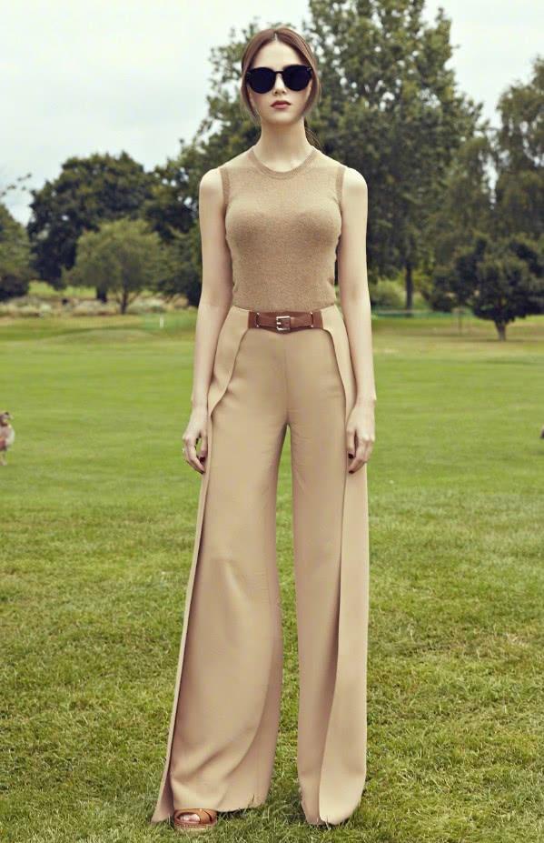 昆凌「穿兩條褲子」出席活動，當她轉身後背影亮了，腰比腿還細！