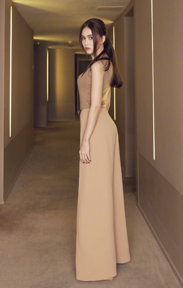 昆凌「穿兩條褲子」出席活動，當她轉身後背影亮了，腰比腿還細！