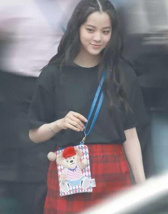 小仙女的最愛！歐陽娜娜帶火了「便利包」，小巧玲瓏超可愛，粉絲：帶貨小公主