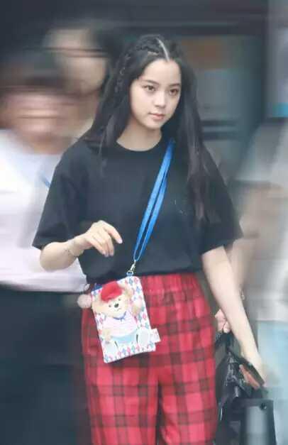 小仙女的最愛！歐陽娜娜帶火了「便利包」，小巧玲瓏超可愛，粉絲：帶貨小公主