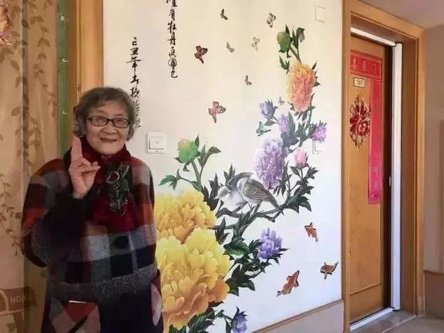 丈夫兒子相繼離去！90歲白髮嬤「賣房環遊世界」　與老友遊戲人間「自願住老人公寓」：我的心永遠18歲