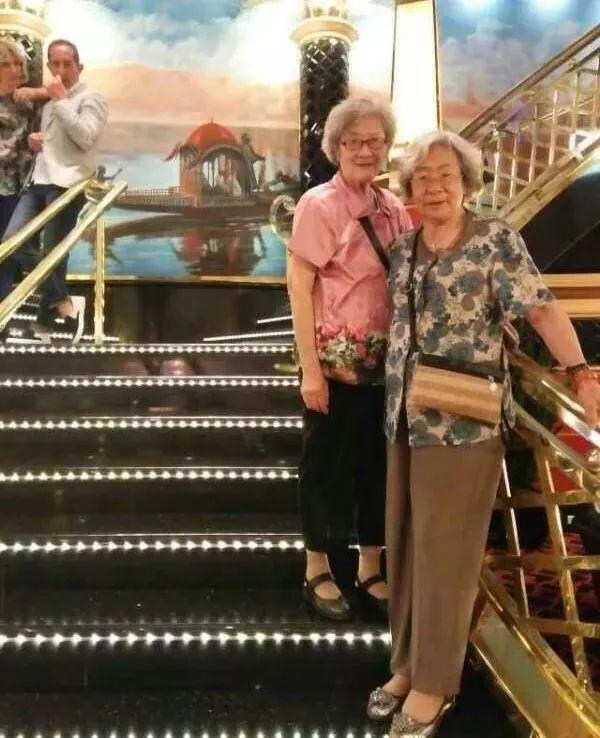丈夫兒子相繼離去！90歲白髮嬤「賣房環遊世界」　與老友遊戲人間「自願住老人公寓」：我的心永遠18歲