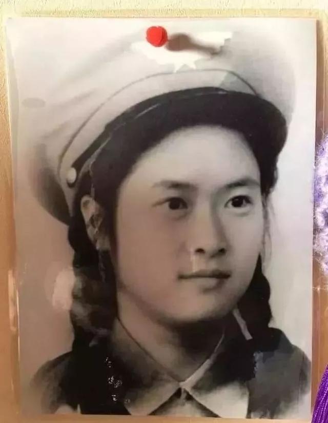 丈夫兒子相繼離去！90歲白髮嬤「賣房環遊世界」　與老友遊戲人間「自願住老人公寓」：我的心永遠18歲