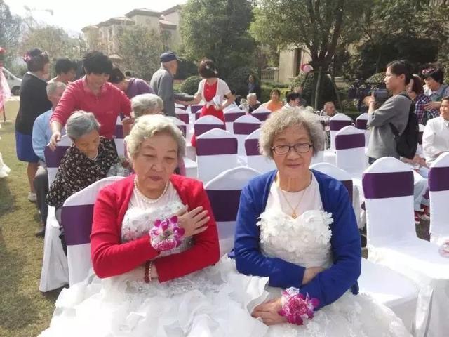 丈夫兒子相繼離去！90歲白髮嬤「賣房環遊世界」　與老友遊戲人間「自願住老人公寓」：我的心永遠18歲