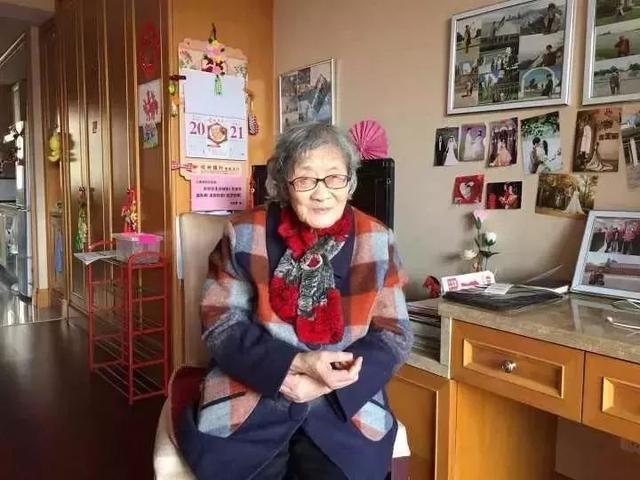 丈夫兒子相繼離去！90歲白髮嬤「賣房環遊世界」　與老友遊戲人間「自願住老人公寓」：我的心永遠18歲