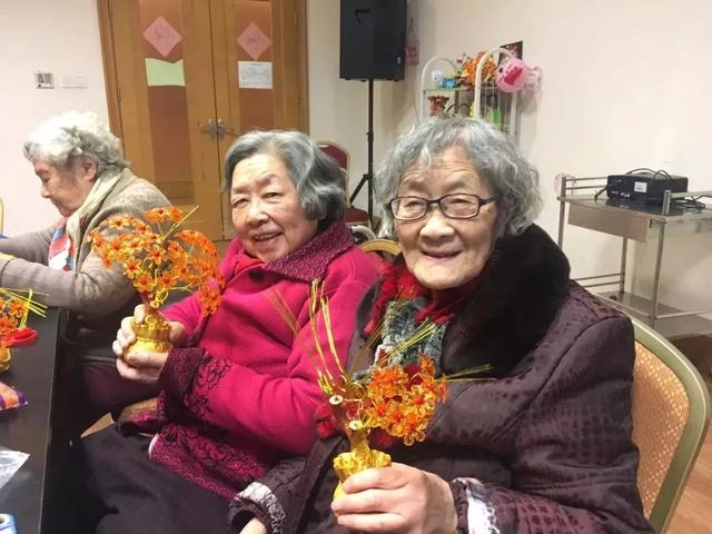 丈夫兒子相繼離去！90歲白髮嬤「賣房環遊世界」　與老友遊戲人間「自願住老人公寓」：我的心永遠18歲