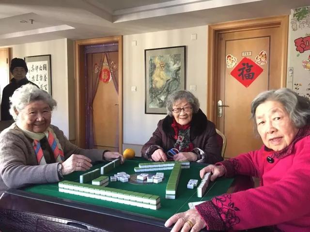 丈夫兒子相繼離去！90歲白髮嬤「賣房環遊世界」　與老友遊戲人間「自願住老人公寓」：我的心永遠18歲