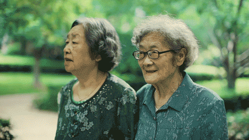 丈夫兒子相繼離去！90歲白髮嬤「賣房環遊世界」　與老友遊戲人間「自願住老人公寓」：我的心永遠18歲