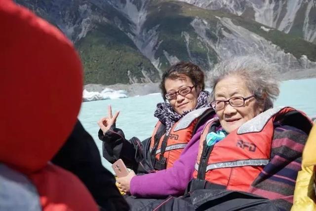 丈夫兒子相繼離去！90歲白髮嬤「賣房環遊世界」　與老友遊戲人間「自願住老人公寓」：我的心永遠18歲