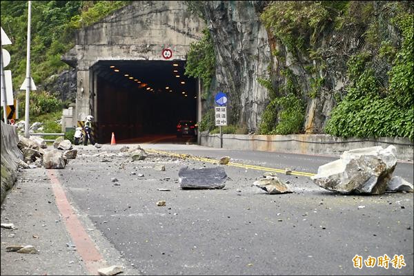 驚魂蘇花隧道！副駕急喊「減速，開20就好」仍遭BMW超車 隔日新聞揭恐怖真相：車上竟多兩人...