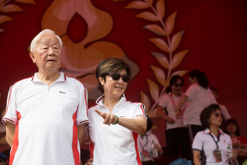 回來吃飯嗎？張忠謀退休後「老婆比他還忙」幾乎天天查勤　揭老董事長「在家中地位超低」網讚：很有福報