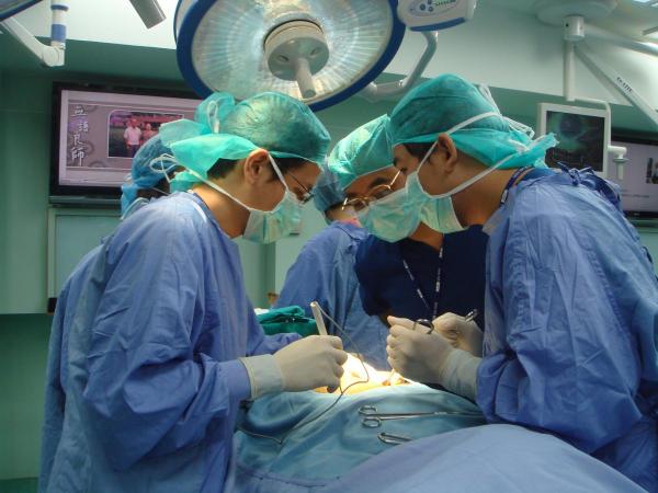 鬼月開刀死亡率高！？癌症患者「拒絕七月開刀」怕喪命　醫生「揭驚人下場」眾人嘆息