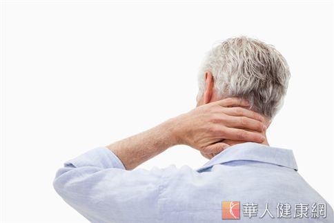 阿嬤肩膀好痠！孫子揪甘心「拿出藍色千元鈔」一秒就見效　網笑翻：「還有更厲害的法寶」