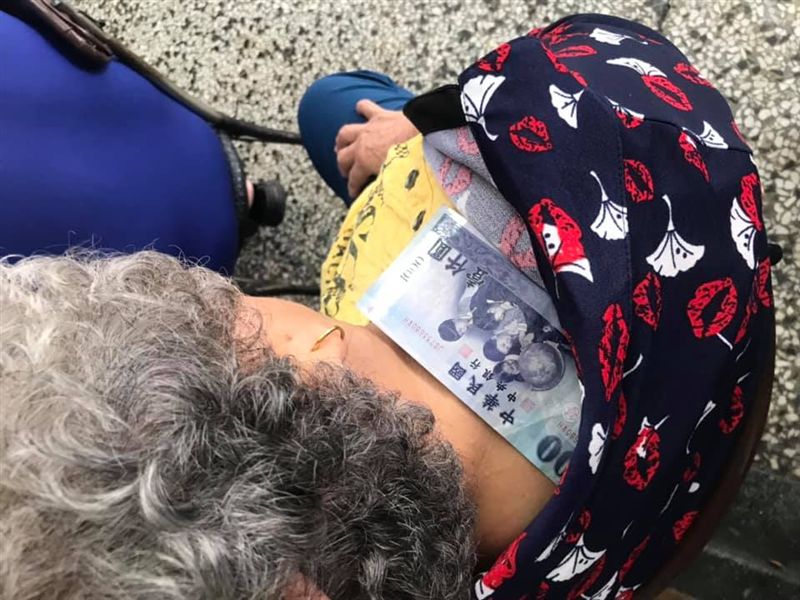 阿嬤肩膀好痠！孫子揪甘心「拿出藍色千元鈔」一秒就見效　網笑翻：「還有更厲害的法寶」