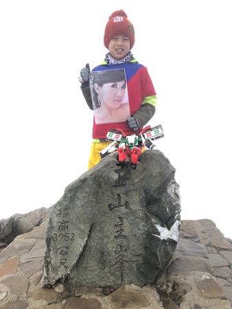 答應媽媽要做到！男童強忍高山症「2天爬21公里攻頂玉山」　捧已逝母照「完成她遺願」甜笑：這裡離天堂好近