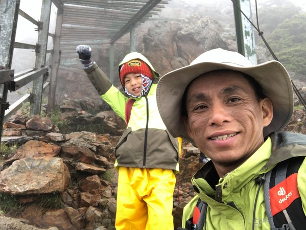 答應媽媽要做到！男童強忍高山症「2天爬21公里攻頂玉山」　捧已逝母照「完成她遺願」甜笑：這裡離天堂好近