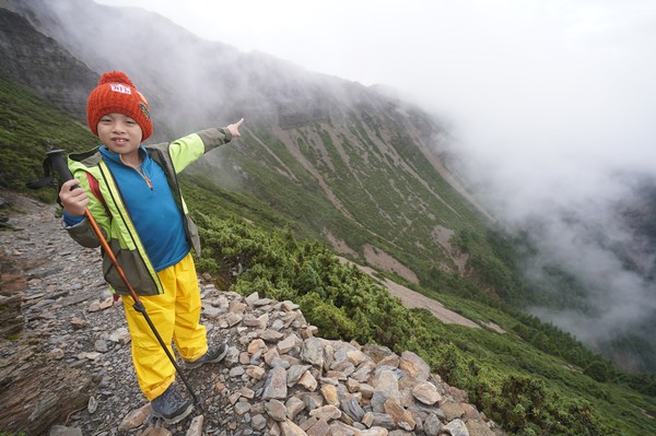 答應媽媽要做到！男童強忍高山症「2天爬21公里攻頂玉山」　捧已逝母照「完成她遺願」甜笑：這裡離天堂好近