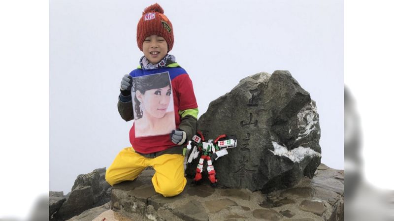 答應媽媽要做到！男童強忍高山症「2天爬21公里攻頂玉山」　捧已逝母照「完成她遺願」甜笑：這裡離天堂好近