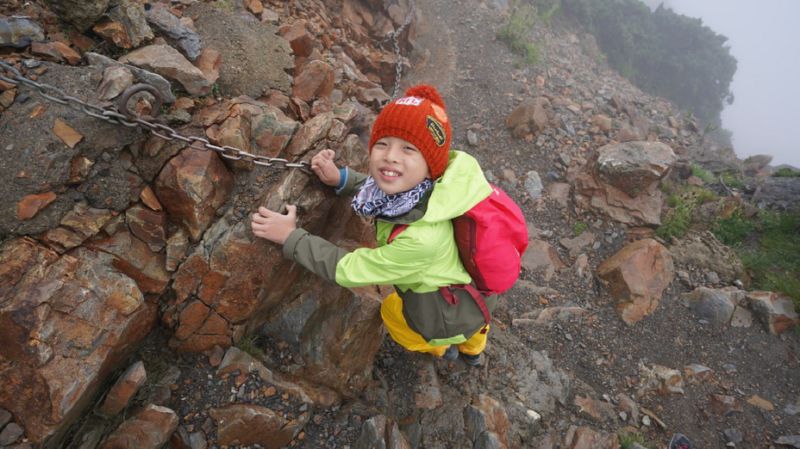 答應媽媽要做到！男童強忍高山症「2天爬21公里攻頂玉山」　捧已逝母照「完成她遺願」甜笑：這裡離天堂好近