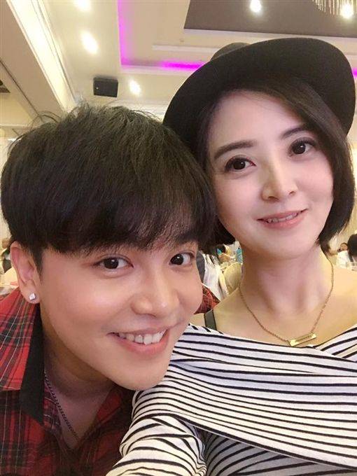 好事將近?李亮瑾「隔空放閃張峰奇」七夕曬同框照 大談姊弟戀「甜喊非他不可」:接下來多多指教❤