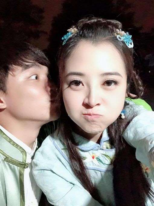 好事將近?李亮瑾「隔空放閃張峰奇」七夕曬同框照 大談姊弟戀「甜喊非他不可」:接下來多多指教❤