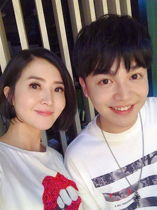 好事將近?李亮瑾「隔空放閃張峰奇」七夕曬同框照 大談姊弟戀「甜喊非他不可」:接下來多多指教❤