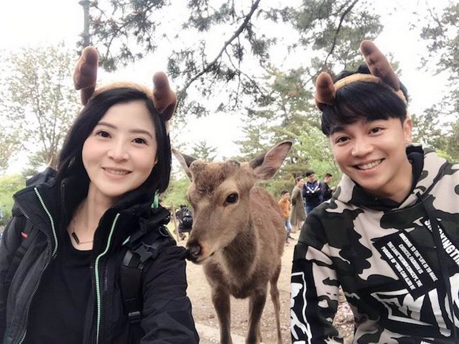 好事將近?李亮瑾「隔空放閃張峰奇」七夕曬同框照 大談姊弟戀「甜喊非他不可」:接下來多多指教❤