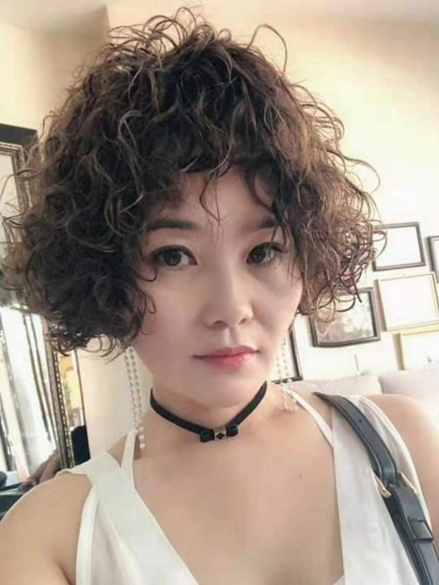 女人過了50歲，髮型首選燙小捲，時髦減齡好打理，姐妹們都誇真漂亮！