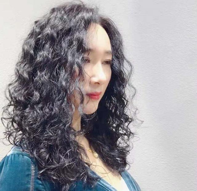 女人過了50歲，髮型首選燙小捲，時髦減齡好打理，姐妹們都誇真漂亮！